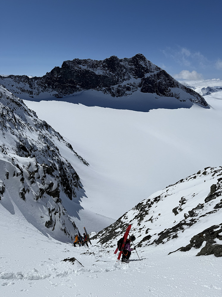 Ned snørennen fra Porten til Storjuvbrean. Storjuvtinden (2344 m) i bakgrunnen.