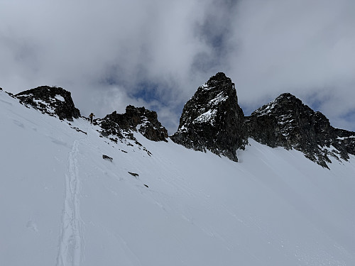 På vei mot Storgrovtinden (2229 m), som ses sentralt i bildet. Til høyre ses Bakarste Storgrovhøe (2259 m).