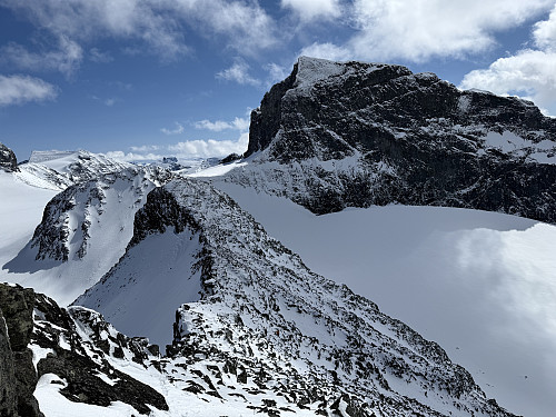 Tilbakeblikk mot Skardstinden (2373 m) fra oppstigningen til Storgrovtinden (2229 m). Til høyre ses Heimre Illåbrean.