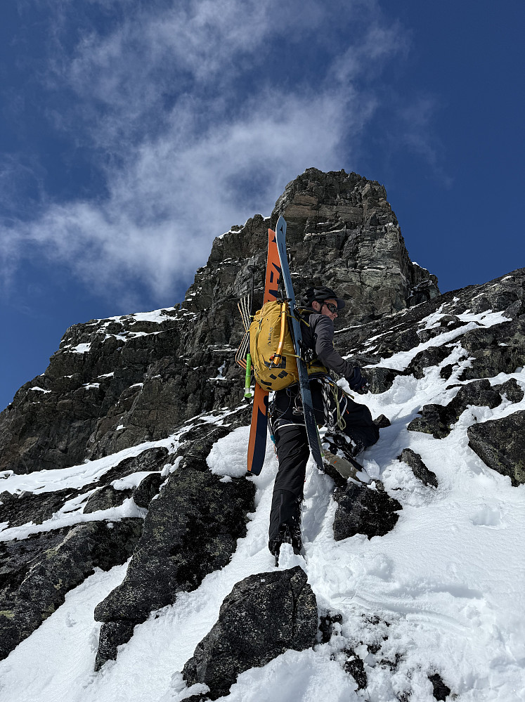 Her startet vi straks på klatrepartiet opp til Storgrovtinden (2229 m) fra syd.
