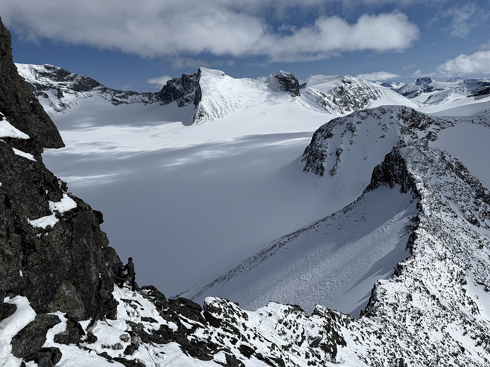 Fra rett ovenfor hammeren som måtte klatres opp til Storgrovtinden (2229 m) sydfra. I bakgrunnen ses Storjuvbrean, Storgrovtinden (2344 m) og Ymelstinden (2304 m).