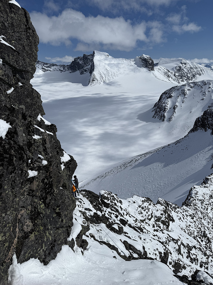 Luftig passasje ovenfor hammeren vi klatret opp mot Storgrovtinden (2229 m).