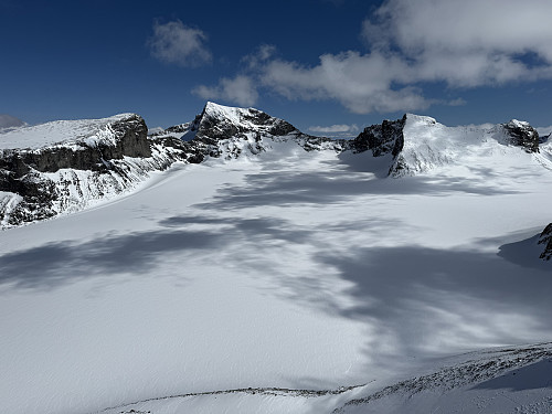 Fra Storgrovtinden (2229 m) mot Storjuvbrean. I bakgrunnen ses Veslepiggen (2369 m), Galdhøpiggen (2469 m), Storjuvtinden (2344 m) og Ymelstinden (2304 m).