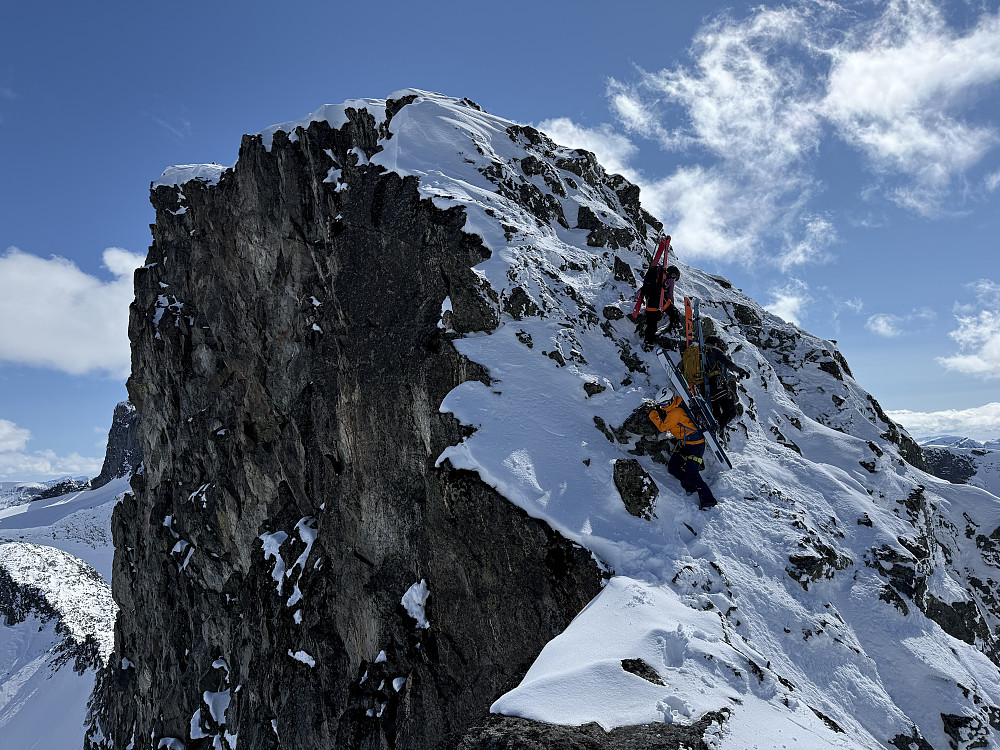 Bratt ned nord for Storgrovtinden (2229 m).