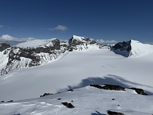 Fra Bakarste Storgrovhøe (2259 m) mot Storjuvbrean med Veslepiggen (2369 m), Galdhøpiggen (2469 m) og Storgrovtinden (2344 m) i bakgrunnen.