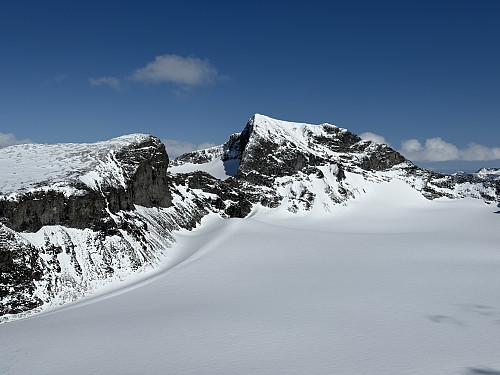 Fra Bakarste Storgrovhøe (2259 m) mot Veslepiggen (2369 m) og Galdhøpiggen (2469 m).