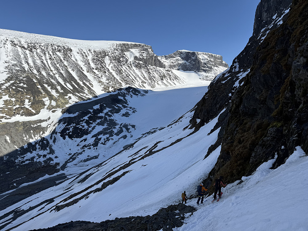 Nedenfor Storgrovbrean var det bratt nedkjøring mot bunnen av Storjuvbrean. Veslepiggen (2369 m) i bakgrunnen.