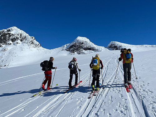 Med kurs mot Kniven som ses midt i bildet.