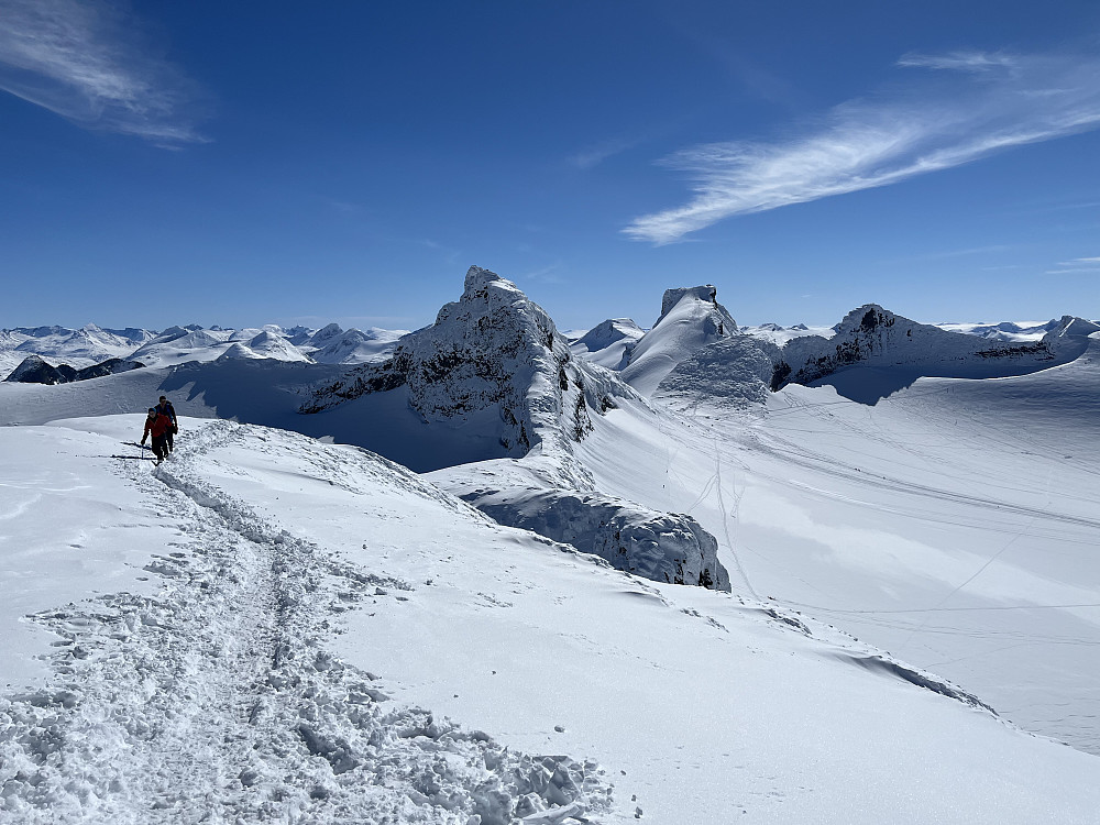 Utsikt fra Kniven mot Smørstabbtindene. Storebjørn (2222 m) ses i bakgrunnen.