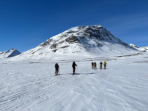 Med kurs mot Tverråbrean. I bakgrunnen ses Styggehøe.