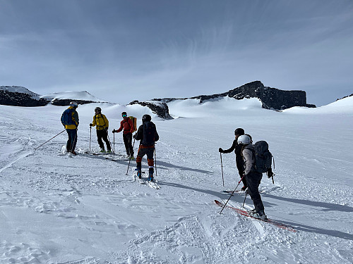 Klar for nedkjøring på Tverråbrean. I bakgrunnen ses Bukkehøe.