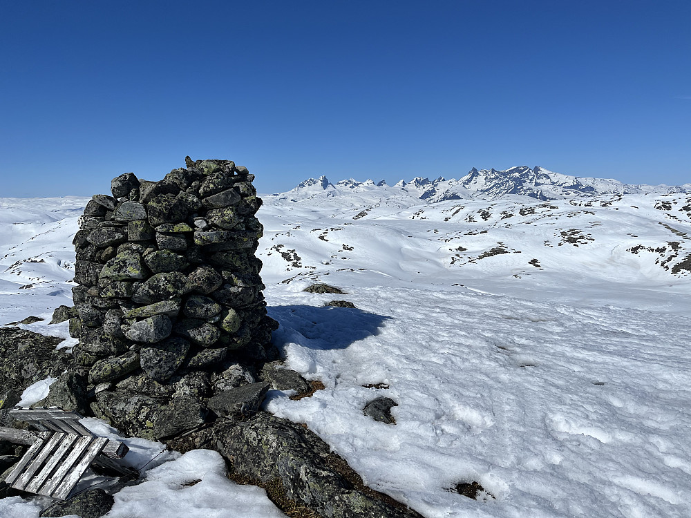 Utsikt fra Nordre-Knipen (1553 m) mot Hurrungane.