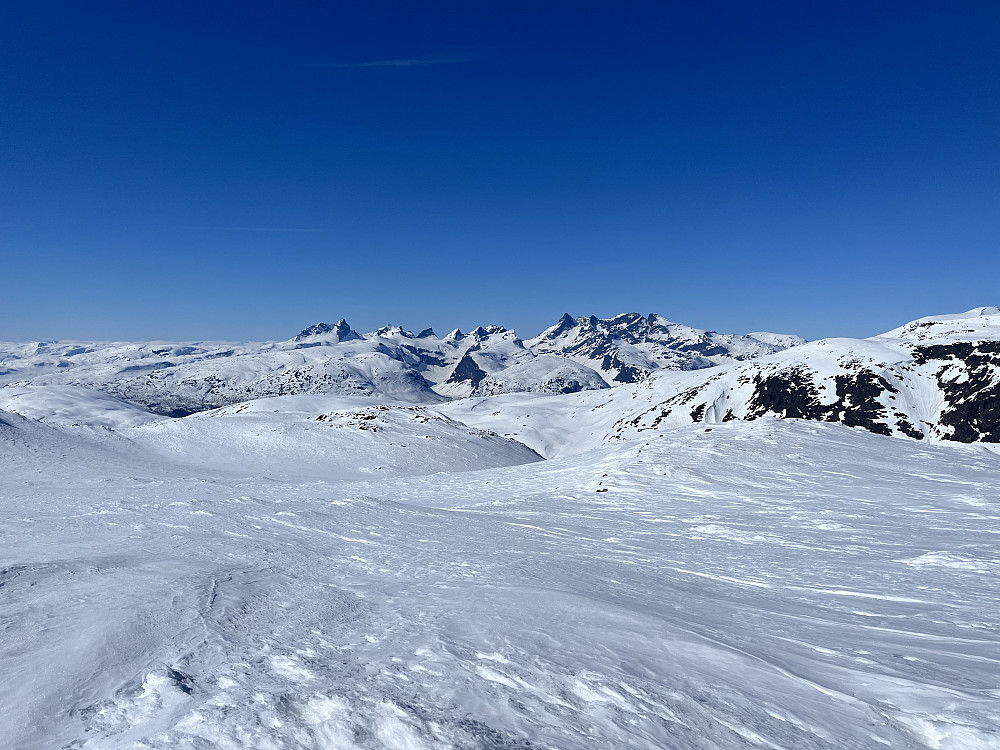 Utsikt fra Raudenibba (1661 m) mot Hurrungane i vest.