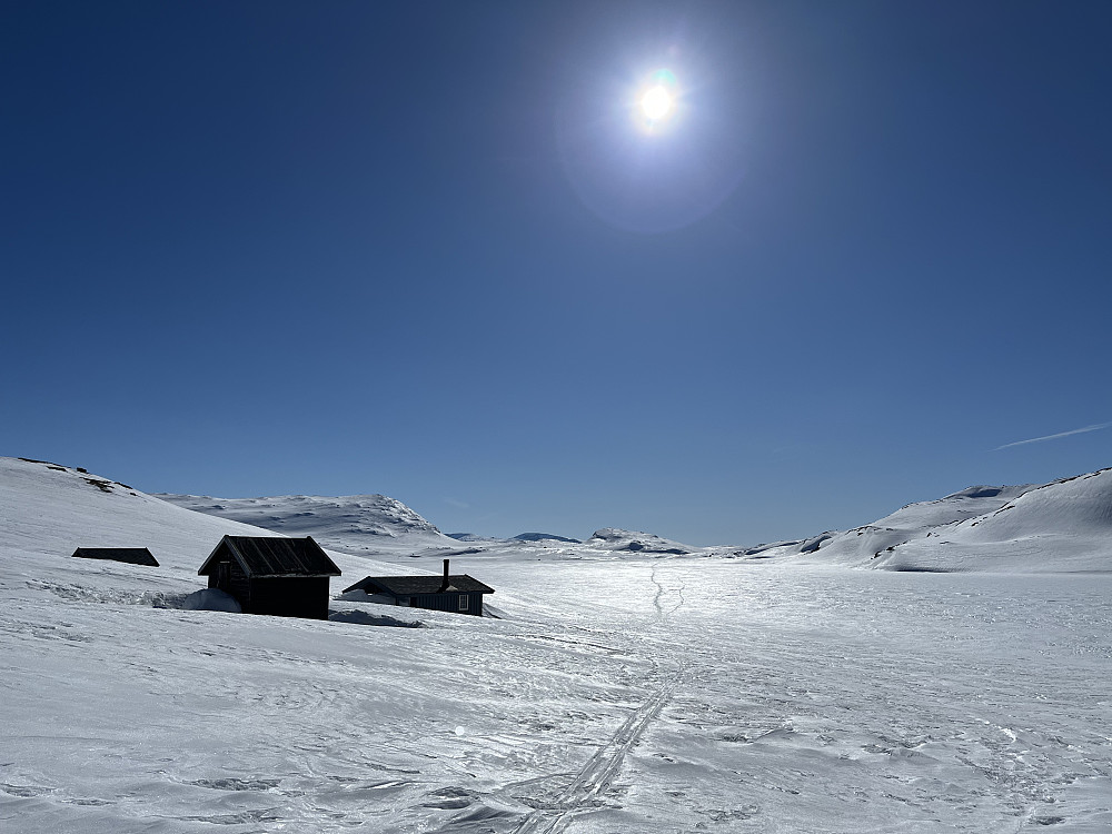 Hytte ved Mannsbergvatnet (1346 m). Strålende sol.