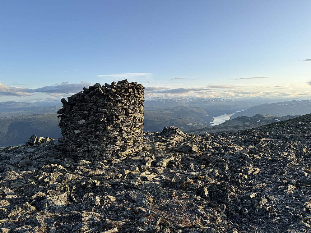 Utsikt mot Ottadalen i syd med Jotunheimen i bakgrunnen.