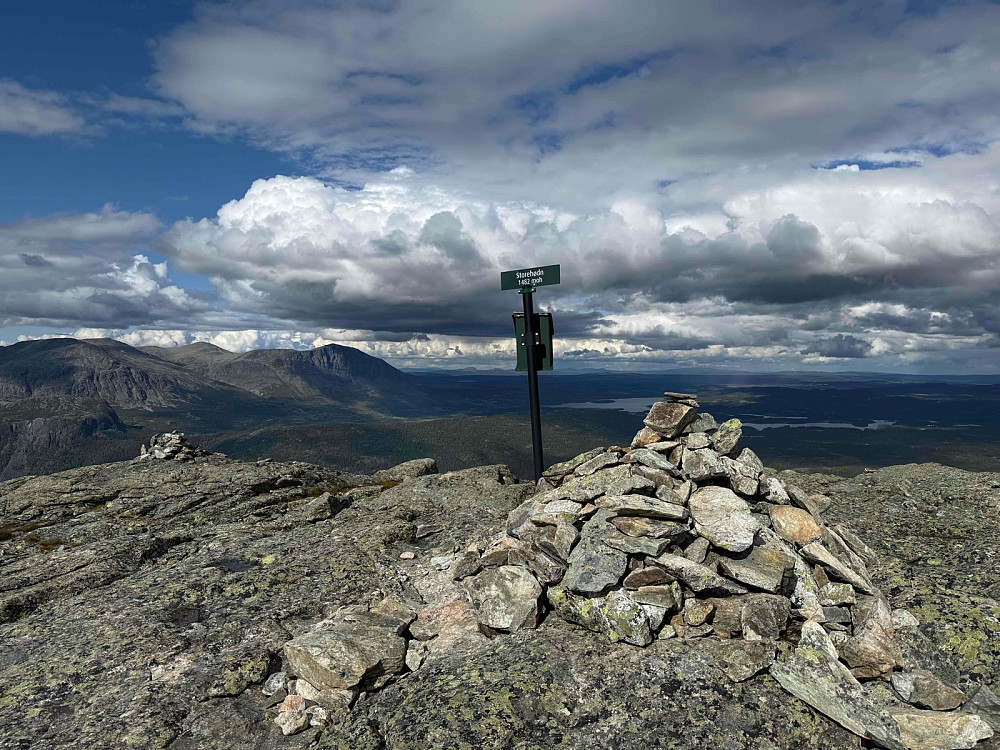 På toppen av Storehorn (1482 m). Utsikt mot nord.