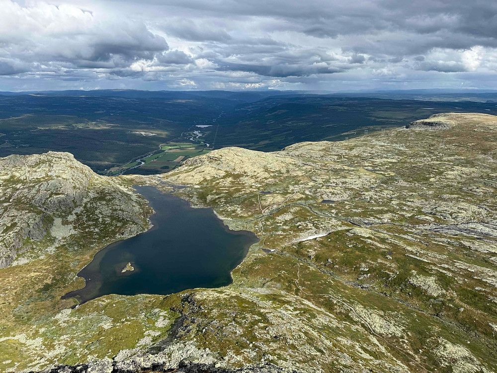 Fra like nedenfor Storehorn (1482 m) mot Horntjerne (1191 m) i øst.