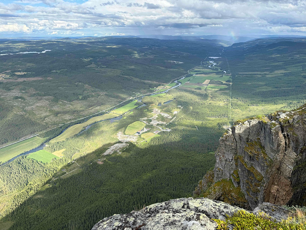 På toppen av Veslehorn (1300 m). Utsikt nedover Hemsedal i sydøst.
