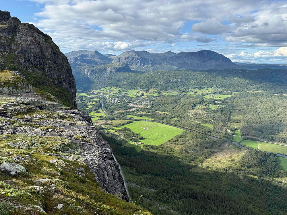 Fra den østligste sti mellom Veslehorn (1300 m) og Hornslie. Her ses toppen av fossefallet til Hydnefossen. I bakgrunnen ses Ullsåk og fjellene nord for Hemsedal, med Skogshorn (1728 m) lengst til høyre i bildet.