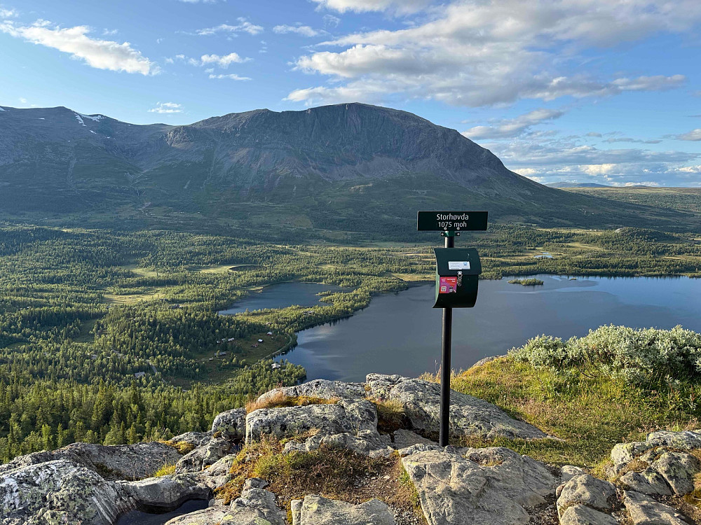 På toppen av Storhovda (1075 m) med utsikt mot Helsingvatnet (829 m) i nord. I bakgrunnen ruver Skogshorn (1728 m) med sin bratte sydflanke.