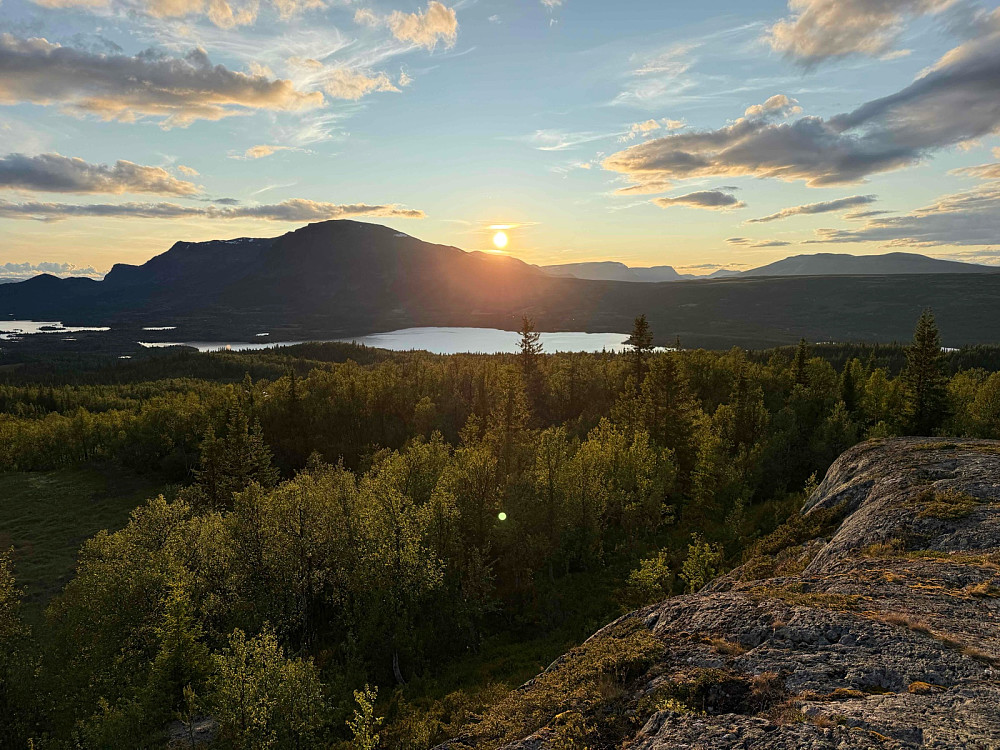 Vidhovd (1060 m). Solen er på vei ned bak Skogshorn (1728 m).