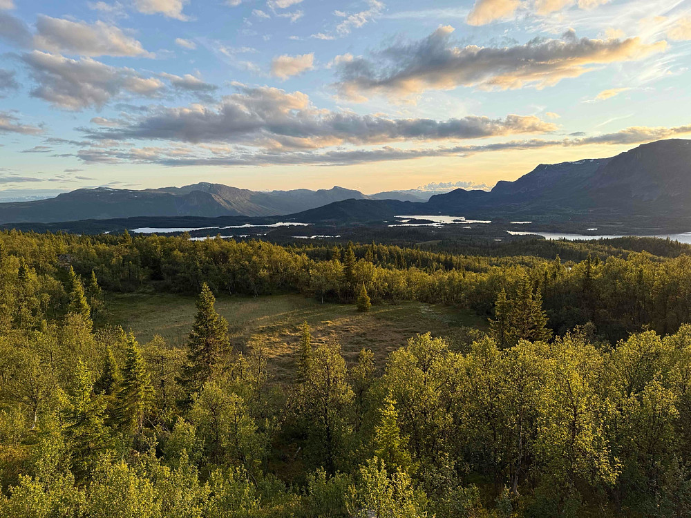Pent kveldslys mot Hemsedal i vest.