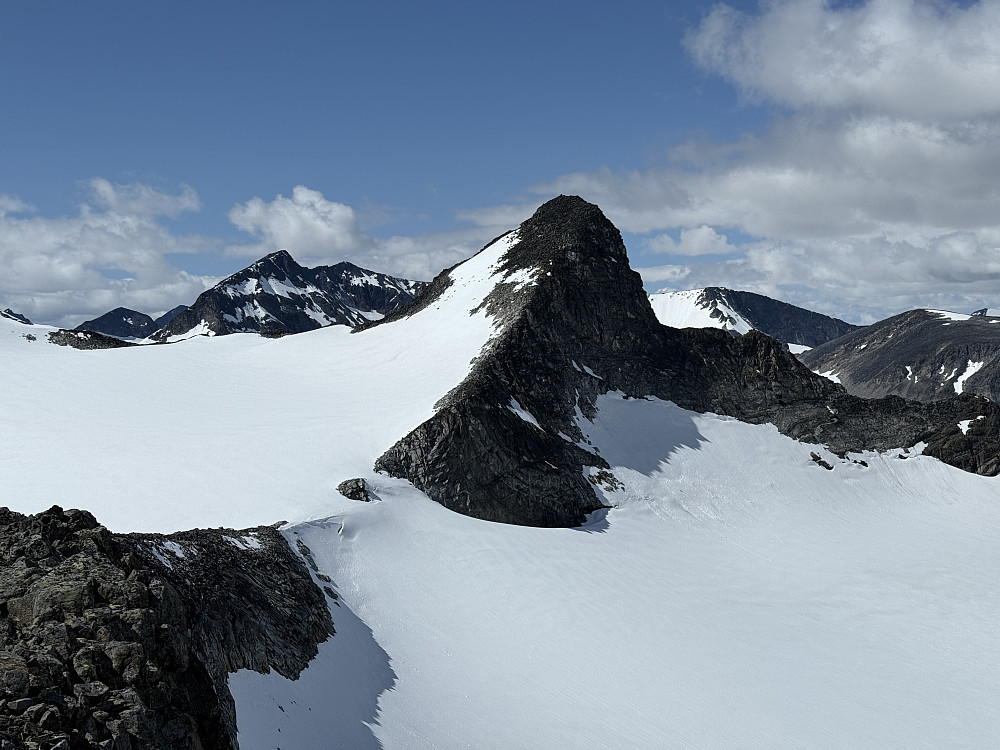 Store Veotinden (2240 m) sett fra Nørdre Styggehøbreatinden (2168 m).