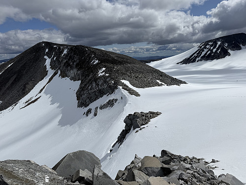 Brepassasjen mellom Nørdre Styggehøbreatinden (2168 m) og Store Veotinden (2240 m).