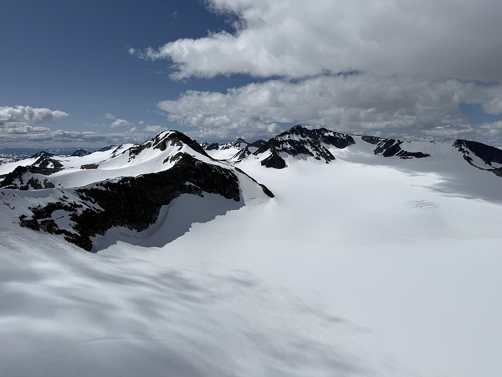 På Store Veotinden (2240 m) med utsikt mot Veobrean med Austre Memurutinden (2301 m) og Store Memurutinden (2367 m) i bakgrunnen.