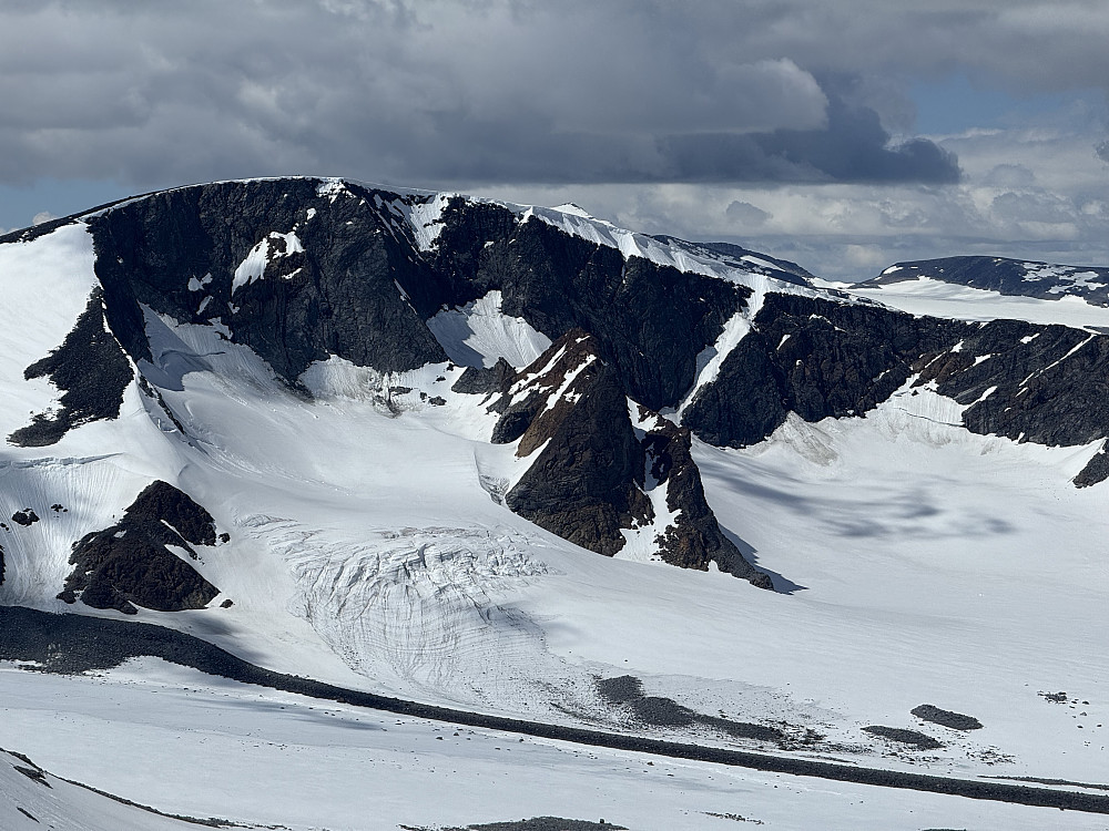 Leirhøe (2330 m) og Veobreahesten (2185 m) sett fra Store Veotinden (2240 m).