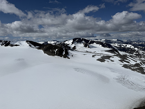 Fra Store Veotinden (2240 m) mot Veobrean med Leirhøe (2330 m) sentralt i bakgrunnen.