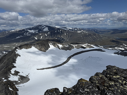Fra Store Veotinden (2240 m) mot Styggehøbrean med Nørdre Veotinden (2120 m) og Glittertinden (2452 m) i bakgrunnen.