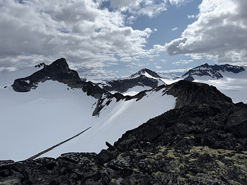 På Nørdre Veotinden (2120 m) med utsikt mot ryggen sydover til Store Veotinden (2240 m).