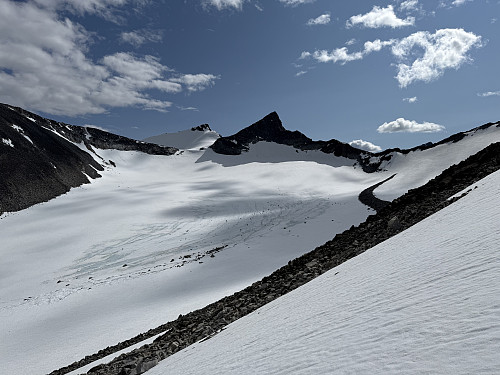Fra østryggen til Nørdre Veotinden (2120 m) mot Styggehøbrean med Søre Veotinden (2267 m) og Store Veotinden (2240 m) i bakgrunnen.