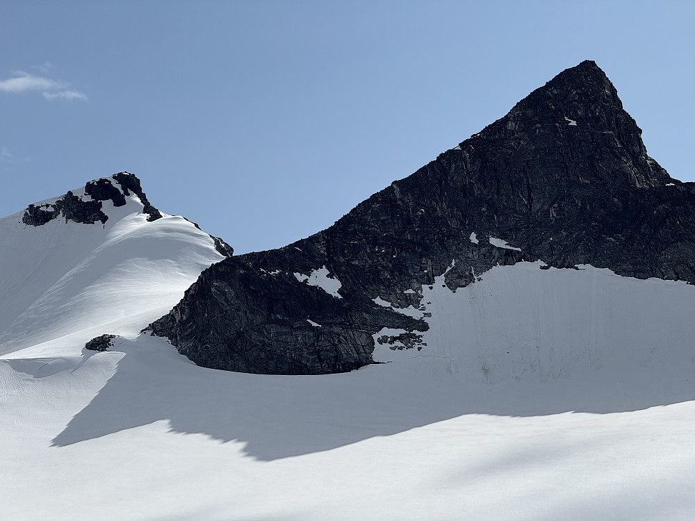 Søre Veotinden (2267 m) og Store Veotinden (2240 m).