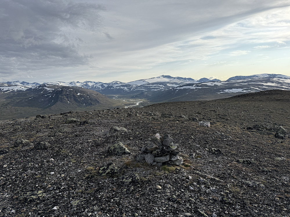 Utsikt inn Veodalen og Jotunheimen fra Heranoshøe (1666 m).