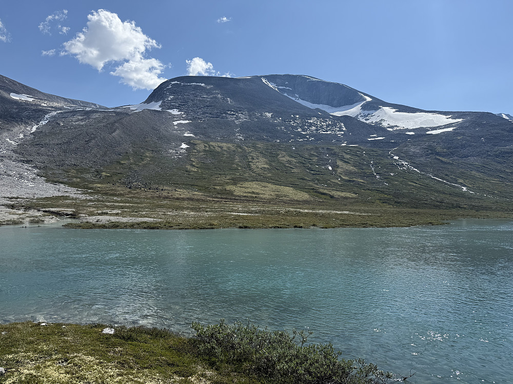 Krysset elven her. I bakgrunnen ses Store Hestbreapiggen.