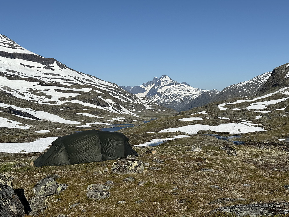Morgen i Øvre Mjølkedalen. Utsikt mot Storen og Gjertvasstinden. Helt til venstre i bildet ses nordryggen til dagens turmål; Sagi.