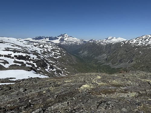 Fra nordryggen til Sagi. Utsikt nedover Skogadalen.