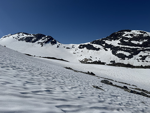 Fortsatt en god del snø i terrenget. Her helt nord langs vestflanken til Sagi.