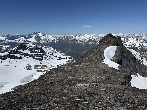 Fra Søre Sagi (2040 m) mot Nørdre Sagi (2040 m). Til venstre ses Hurrungane.
