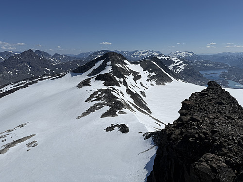 Utsikt fra Søre Sagi (2040 m) mot Mjølkedalspiggen (2040 m) i øst.