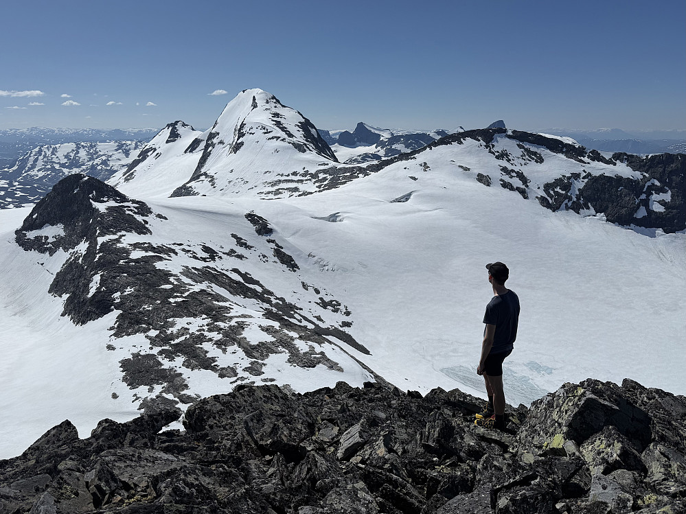 Ser over mot Uranostinden (2157 m) fra Søre Sagi (2040 m).