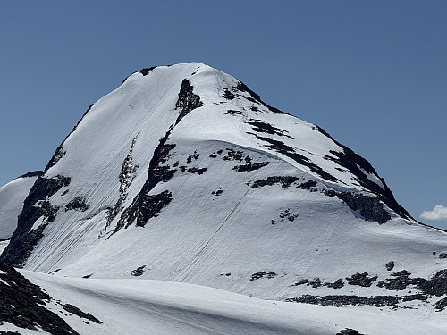 Folk kan ses på toppen av Uranostinden (2157 m).