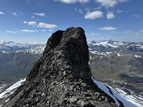 Fra skaret mellom Nørdre Sagi (2040 m) og Sagi N2 (2025 m). Sistnevnte topp ses her.