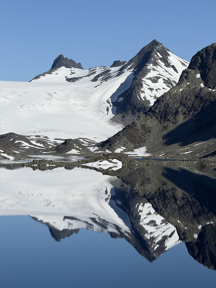Sagi og Mjølkedalspiggen sett fra Store Mjølkedalsvatnet (1336 m).