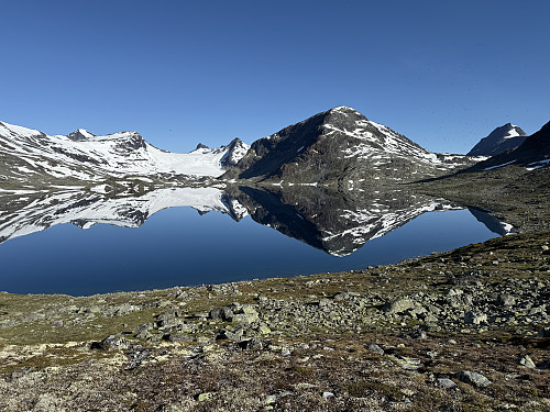 Fjellene speiler seg vakkert i Store Mjølkedalsvatnet (1336 m).