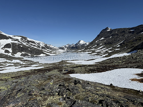 I Øvre Mjølkedalen med de fremdeles islagte Mjølkedalstjørni.