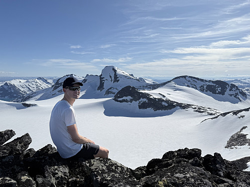 Fra toppen av Mjølkedalspiggen mot Uranostinden.