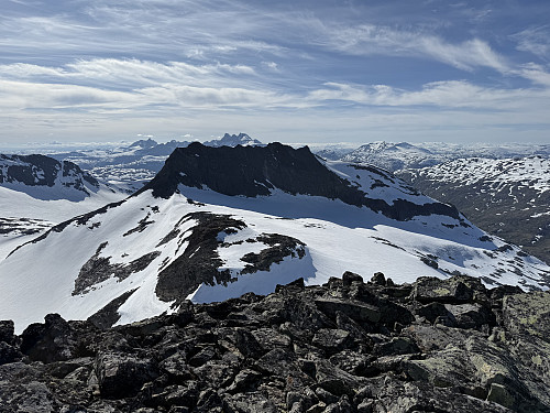 Fra Mjølkedalspiggen mot Sagi med Hurrungane i bakgrunnen.